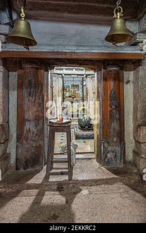 Chitradurga, Karnataka, Inde - 10 novembre 2013 : fort ou Elusuttina Kote. Sanctum intérieur avec Shivalingam et Nandi de Sampige Siddeshwara ruinous ca Banque D'Images