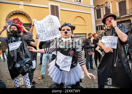 Rome, Italie. 23 février 2021. Acteurs, danseurs, travailleurs du secteur de l'art et du divertissement manifestation nationale contre les restrictions de Covid-19, sur la place Montecitorio, en dehors du Parlement italien crédit: LSF photo/Alamy Live News Banque D'Images