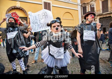 Rome, Italie. 23 février 2021. Acteurs, danseurs, travailleurs du secteur de l'art et du divertissement manifestation nationale contre les restrictions de Covid-19, sur la place Montecitorio, en dehors du Parlement italien crédit: LSF photo/Alamy Live News Banque D'Images