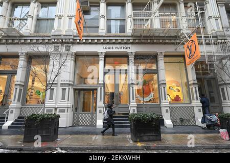 New York, États-Unis. 23 février 2021. Une femme passe devant le magasin Louis Vuitton de la marque française de luxe dans le quartier de Soho à New York, NY, le 23 février 2021. Les spectacles de la Fashion week britannique et italienne sont en cours en Europe cette semaine. (Photo par Anthony Behar/Sipa USA) crédit: SIPA USA/Alay Live News Banque D'Images