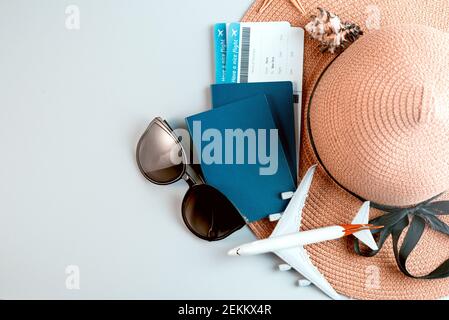 Retour au concept de voyage. Accessoires de vacances, documents, passeports et argent. Banque D'Images