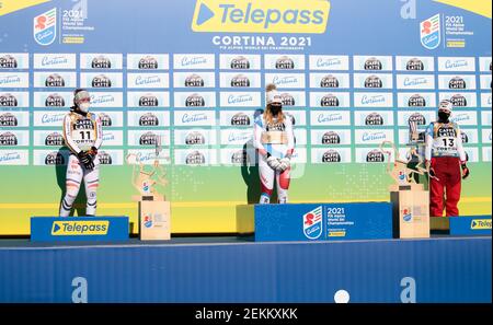 Lara GUT-BEHRAMI (SUI) Bronze, Kira WEIDLE (GER) Silver, Corinne SUTER (SUI) Gold, vainqueurs des Championnats du monde de ski alpin FIS Cortina 2021, WO Banque D'Images