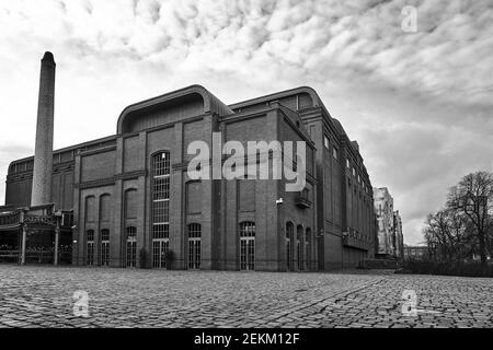 Façade d'un bâtiment rénové d'une ancienne brasserie dans la ville de Poznan, monochrome Banque D'Images