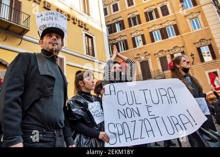 Rome, Italie. 23 février 2021. Acteurs, danseurs, travailleurs du secteur de l'art et du divertissement manifestation nationale contre les restrictions de Covid-19, sur la place Montecitorio, en dehors du Parlement italien crédit: LSF photo/Alamy Live News Banque D'Images