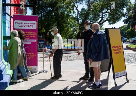 Ville de Buenos Aires, ville de Buenos Aires, Argentine. 23 février 2021. INT. Monde de l'information. COVID-19. 23 février 2021. Ville de Buenos Aires, Argentine.- les adultes de plus de 80 ans entrent au Centre de vaccination temporaire du Centro Cultural Recoleta, ville de Buenos Aires, Argentine, pour avoir été vaccinés contre le SRAS CoV2 (COVID-19) le 23 février 2021. Crédit: Julieta Ferrario/ZUMA Wire/Alay Live News Banque D'Images