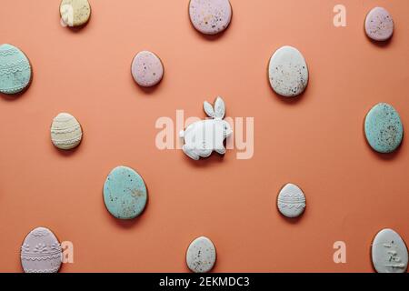 Image de gâteaux de pain d'épice faits maison décorés en forme de lapin et œufs isolés sur fond orange Banque D'Images