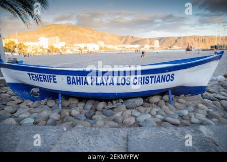 Los Cristianos, Espagne, 23 février 2021 : bateau touristique qui indique la plage de Los Cristianos Banque D'Images