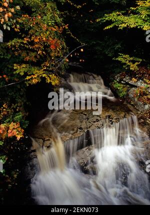 Ruisseau Ledge le long de la route 112 dans les White Mountains of New Hampshire Banque D'Images