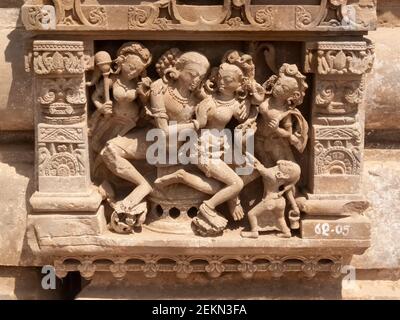 sculpture en pierre de l'homme avec plusieurs femmes à rudesat mata temple situé dans le village d'abhaneri dans l'indien état du rajasthan Banque D'Images