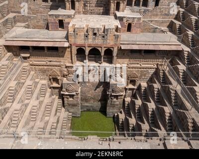 large vue sur les marches et l'eau à chand baori, un steppwell situé au village d'abhaneri dans l'état indien du rajasthan Banque D'Images