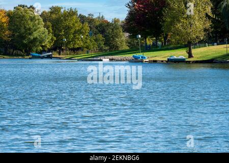 Accès privé au lac à l'arrière des maisons. Quais, bateaux. Wichita, Kansas, États-Unis Banque D'Images