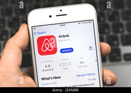 Kharkov, Ukraine - 22 février 2021 : logo Airbnb de l'application, App Store, écran Apple iPhone Banque D'Images