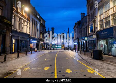 CARDIFF, PAYS DE GALLES - 20 FÉVRIER : vue générale d'une rue vide de High Street le 20 février 2021 à Cardiff, pays de Galles. Banque D'Images