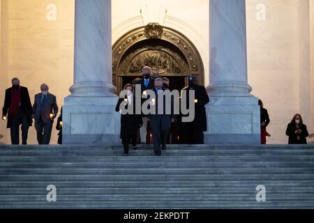 Le Président de la Chambre Nancy Pelosi (D-CA), le Représentant Kevin McCarthy (D-CA), le leader minoritaire de la Chambre, et le sénateur Chuck Schumer (D-NY), le leader majoritaire du Sénat, dirigent les membres du Congrès vers le bas des marches est, lors d'un souvenir pour des vies perdues au COVID-19, au Capitole des États-Unis, à Washington, DC, le mardi 23 février, 2021. Les leaders du Congrès des deux partis ont dirigé plus de 100 représentants et sénateurs dans un moment de silence et de vigile sur les pas du Capitole en souvenir des 500,000 vies américaines perdues au COVID-19. (Graeme Sloan/Sipa USA) Banque D'Images