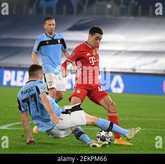 Rome, Italie. 23 février 2021. Le Bayern de Munich, Jamal Musiala (R), rivalise avec Adam Marusic (L) du Latium lors d'un tour de la Ligue des champions de l'UEFA de 16 match de football de première jambe entre le Latium et le Bayern de Munich à Rome, en Italie, le 23 février 2021. Credit: Augusto Casasoli/Xinhua/Alamy Live News Banque D'Images