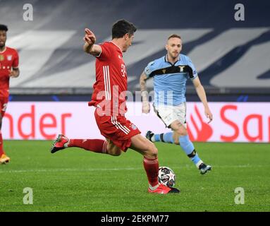 Rome, Italie. 23 février 2021. Le Bayern Robert Lewandowski (L) de Munich a obtenu un score lors d'un tour de la Ligue des champions de l'UEFA de 16 matchs de football de la première jambe entre le Latium et le Bayern Munich à Rome, Italie, le 23 février 2021. Credit: Augusto Casasoli/Xinhua/Alamy Live News Banque D'Images