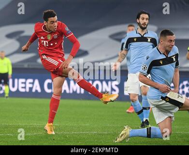 Rome, Italie. 23 février 2021. Le Bayern de Munich, Jamal Musiala (L), a obtenu un score lors d'un tour de la Ligue des champions de l'UEFA lors d'un match de football de la première jambe de 16 entre le Latium et le Bayern de Munich à Rome, en Italie, le 23 février 2021. Credit: Augusto Casasoli/Xinhua/Alamy Live News Banque D'Images