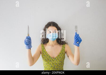 femme avec couteau et fourche dans les mains et de protéger le masque Banque D'Images