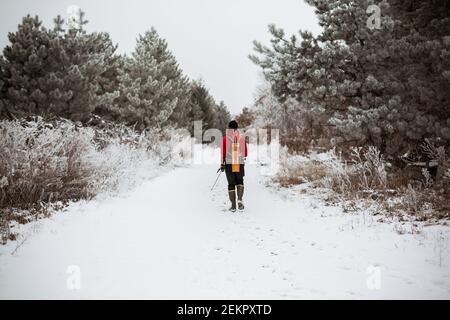 Jeune homme à la chasse à l'arc et à la flèche en hiver au Wisconsin bois Banque D'Images