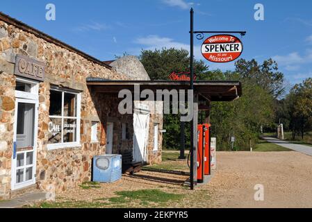 L'ancien café et la station-service Phillips 66 dans le village de Spencer, Missouri, route 66. Un pont de treillis d'acier traverse Johnson Creek en arrière-plan. Banque D'Images