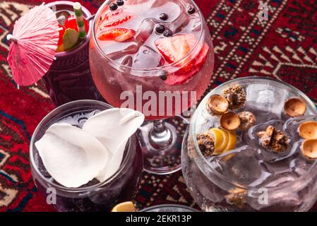 Divers cocktails alcoolisés colorés. Divers cocktails alcoolisés frais Banque D'Images