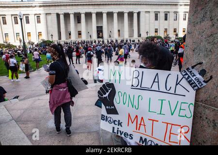 Columbus, Ohio, États-Unis. 1er juin 2020. Les manifestants se rassemblent au Ohio Statehouse avec des panneaux pendant la manifestation.de grands groupes de manifestants se sont rassemblés devant le Ohio Statehouse pour protester contre la brutalité policière et contre le meurtre de George Floyd par l'officier de police de Minneapolis Derek Chauvin le 25 mai 2020. Les gens ont protesté de 10 h à 22 h 30 lorsque les manifestants ont été dispersés par la police de Riot pour avoir brisé le couvre-feu de 22 h. Le jour de la manifestation a impliqué des moments marqués de marche, de chant, de ralliement et de manifestations performatives telles que le 'Die-in' ou 'lie-inâ (Credit image: © S Banque D'Images