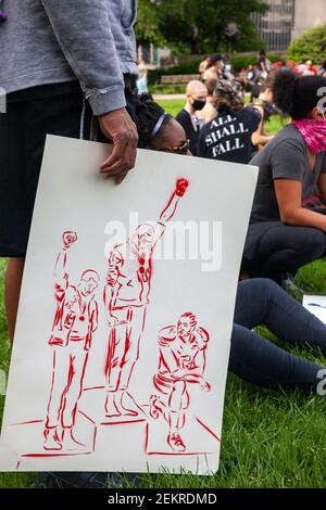 Columbus, Ohio, États-Unis. 1er juin 2020. Un manifestant tient un panneau commémorant les athlètes Tommie Smith et John Carlos qui rend hommage au pouvoir noir lors des Jeux olympiques de 1968 à Mexico avec Colin Kaepernick agenouillé en l'honneur de la vie noire sur le côté.de grands groupes de manifestants se sont rassemblés devant le Statehouse de l'Ohio pour protester contre la police La brutalité et le meurtre de George Floyd par Derek Chauvin, policier de Minneapolis, le 25 mai 2020. Les gens ont protesté de 10 h à 22 h 30 lorsque les manifestants ont été dispersés par la police de Riot pour avoir brisé le couvre-feu de 22 h. Le jour de la manifestation inv Banque D'Images