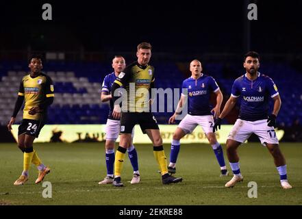 OLDHAM, ANGLETERRE. 23 FÉVRIER : les défenses Nicky Adams d'Oldham Athletic avec Scott Quigley de Barrow lors du match Sky Bet League 2 entre Oldham Athletic et Barrow à Boundary Park, Oldham, le mardi 23 février 2021. (Credit: Eddie Garvey | MI News) Credit: MI News & Sport /Alay Live News Banque D'Images