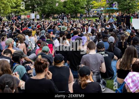 Columbus, Ohio, États-Unis. 1er juin 2020. Des manifestants se rassemblent devant le Statehouse de l'Ohio pendant la manifestation.de grands groupes de manifestants se sont rassemblés devant le Statehouse de l'Ohio pour protester contre la brutalité policière et contre le meurtre de George Floyd par l'officier de police de Minneapolis Derek Chauvin le 25 mai 2020. Les gens ont protesté de 10 h à 22 h 30 lorsque les manifestants ont été dispersés par la police de Riot pour avoir brisé le couvre-feu de 22 h. Le jour de la manifestation a impliqué des moments marqués de marche, de chant, de ralliement et de manifestations performatives telles que le 'Die-in' ou 'lie-inâ (Credit image: © Ste Banque D'Images