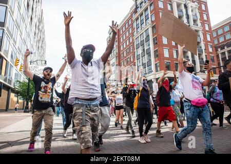 Les manifestants défilent dans le centre-ville de Columbus, dans l'Ohio, tout en scandant ! Ne tirez pas ! Au cours de la manifestation, de grands groupes de manifestants se sont rassemblés devant le Statehouse de l'Ohio pour protester contre les brutalités policières et contre le meurtre de George Floyd par Derek Chauvin, agent de police de Minneapolis, le 25 mai 2020. Les gens ont protesté de 10 h à 22 h 30 lorsque les manifestants ont été dispersés par la police de Riot pour avoir brisé le couvre-feu de 22 h. Le jour de la manifestation a impliqué des moments marqués de marche, de chant, de ralliement et de manifestations performatives telles que les « Die-in » ou les « mentir-in » Banque D'Images