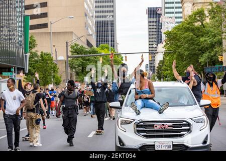 Les manifestants lèvent la main en disant : « levez la main ! Ne tirez pas ! » Au cours de la manifestation, de grands groupes de manifestants se sont rassemblés devant le Statehouse de l'Ohio pour protester contre les brutalités policières et contre le meurtre de George Floyd par Derek Chauvin, agent de police de Minneapolis, le 25 mai 2020. Les gens ont protesté de 10 h à 22 h 30 lorsque les manifestants ont été dispersés par la police de Riot pour avoir brisé le couvre-feu de 22 h. Le jour de la manifestation a impliqué des moments marqués de marche, de chant, de ralliement et de manifestations performatives telles que les « Die-in » ou les « mentir-in » Banque D'Images