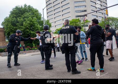 Des vies noires font l'objet de protestations contre les agents de police, alors que les manifestants se rassemblent devant la division de police de Columbus sur Marconi Blvd. De grands groupes de manifestants se sont rassemblés devant l'État de l'Ohio pour protester contre la brutalité de la police, Et le meurtre de George Floyd par l'officier de police de Minneapolis Derek Chauvin le 25 mai 2020. Les gens ont protesté de 10 h à 22 h 30 lorsque les manifestants ont été dispersés par la police de Riot pour avoir brisé le couvre-feu de 22 h. Le jour de la manifestation a impliqué des moments marqués de marche, de chant, de ralliement et de manifestations performatives telles que les « Die-in » ou les « mentir-in » Banque D'Images