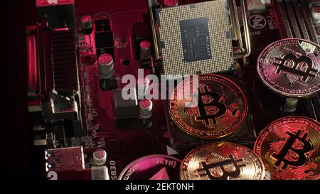 Bitcoin BTC, Ethereum coins sur carte mère d'ordinateur numérique. Exploitation minière de crypto-monnaie. Ouvrez le connecteur du processeur. Financer l'avenir de l'argent sans espèces, technologie blockchain Banque D'Images