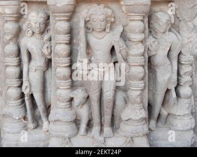 sculpture en pierre du guerrier tenant une épée à chand baori steppet situé dans le village d'abhaneri dans l'indien état du rajasthan Banque D'Images