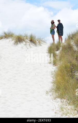 Deux femelles se tenant sur une dune côtière de sable blanc. Banque D'Images