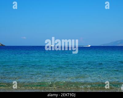 Des bateaux lointains à l'horizon dans la mer Egée bleu clair, île de Serifos Banque D'Images