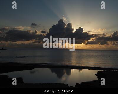 Coucher de soleil d'hiver avec des cumulus en direction d'Aegina depuis Athènes front de mer Banque D'Images