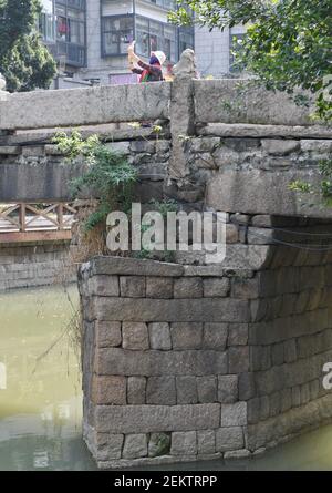 Fuzhou, province chinoise du Fujian. 23 février 2021. Une femme prend des photos sur le pont de Baima à Fuzhou, dans la province du Fujian, au sud-est de la Chine, le 23 février 2021. Avec ses rivières qui traversent Fuzhou, la ville dispose de ponts anciens diversifiés. Crédit: Lin Shanchuan/Xinhua/Alay Live News Banque D'Images