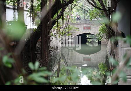 Fuzhou, province chinoise du Fujian. 23 février 2021. Les gens marchent sur un pont à Fuzhou, dans la province de Fujian, au sud-est de la Chine, le 23 février 2021. Avec ses rivières qui traversent Fuzhou, la ville dispose de ponts anciens diversifiés. Crédit: Lin Shanchuan/Xinhua/Alay Live News Banque D'Images