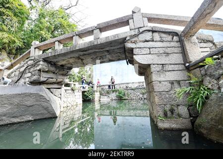 Fuzhou, province chinoise du Fujian. 23 février 2021. Le pont de Yangzhou traverse une rivière à Fuzhou, dans la province du Fujian, au sud-est de la Chine, le 23 février 2021. Avec ses rivières qui traversent Fuzhou, la ville dispose de ponts anciens diversifiés. Crédit: Lin Shanchuan/Xinhua/Alay Live News Banque D'Images