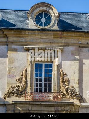 Fenêtre ornée de cornucopia sur la façade est du Palais des Ducs à Dijon, département de Côte-d'Or, région Bourgogne-France-Comté, France Banque D'Images
