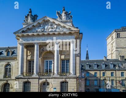 Portail est du Palais des Ducs et Estates de Bourgogne à la place de la libération à Dijon, Bourgogne, avec Tour Philippe le bon towerin le bac Banque D'Images