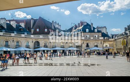 Fontaines sur la place de la libération en forme d'hémicycle à Dijon, Bourgogne; département Côte-d'Or Bourgogne-France-Comté, France Banque D'Images