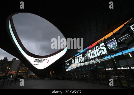 New York, États-Unis. 23 février 2021. Le Barclays Center rouvre ses portes aux fans pour la première fois en près d'un an pour le match de basketball Brooklyn nets vs Sacramento Kings dans le quartier de Brooklyn à New York City, NY, le 23 février 2021. Environ 300 fans ont été autorisés à assister au jeu, ayant à faire un test de COVID-19 à la maison, et un autre test rapide à l'arrivée à l'arène. (Photo par Anthony Behar/Sipa USA) crédit: SIPA USA/Alay Live News Banque D'Images