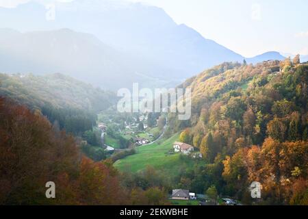 Village de Morterone avec montagnes des Dolomites en arrière-plan, vue depuis le sommet de la montagne. Vallée de la Valassina dans la région italienne Lombardie, Italie, Europe. Banque D'Images