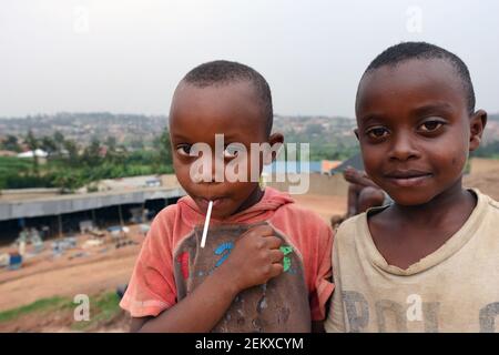 Les enfants rwandais dans leur village. Banque D'Images