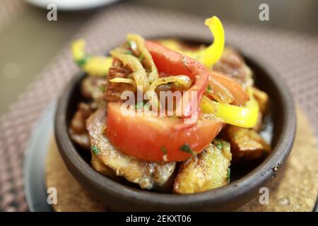 Porc Ojakhuri et légumes au ketsi dans le restaurant géorgien Banque D'Images