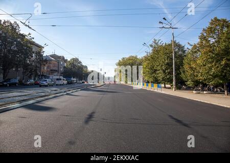 Dnipro, Ukraine - 04 octobre 2015 : pose de nouveaux rails d'asphalte et de tramway sur la rue Rabochaya à Dnipro Banque D'Images