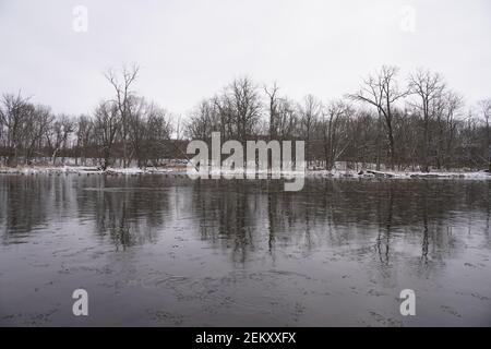 Le paysage de la rive plate, parc de Fallasburg, Lowell, MI, janvier, 2021 Banque D'Images