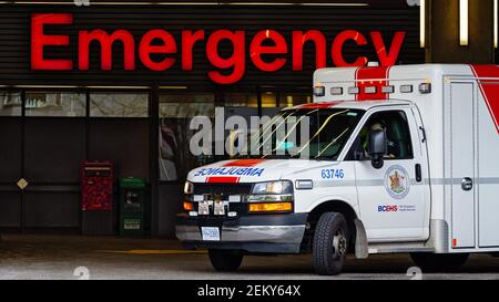 Vancouver, Colombie-Britannique, Canada. 3 février 2021. Une ambulance quitte le service d'urgence à l'Hôpital général de Vancouver (HGV), à Vancouver, au Canada. Crédit : Bayne Stanley/ZUMA Wire/Alay Live News Banque D'Images